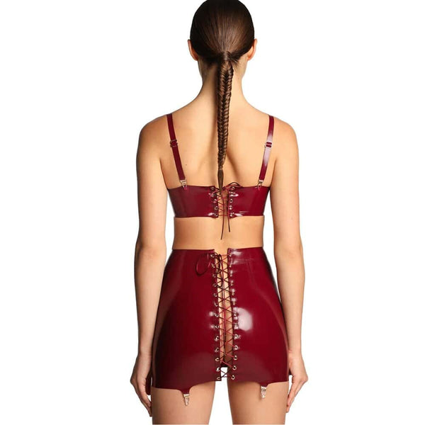 Jupe courte en latex bordeaux brillant avec laçage croisé à l'arrière et attaches porte-jarretelles.