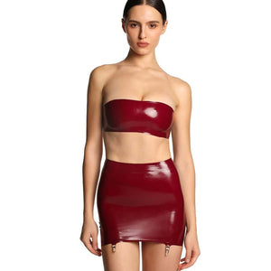 Jupe courte en latex bordeaux brillant avec laçage croisé à l'arrière et attaches porte-jarretelles.