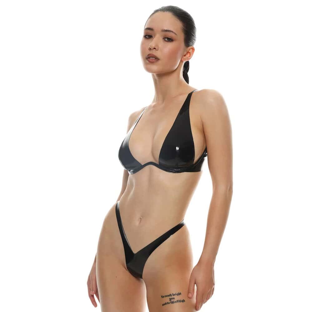 String en latex noir brillant à taille haute et coupe ultra-échancrée.