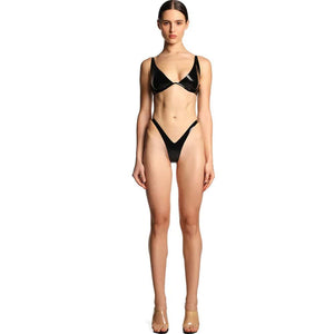String en latex noir brillant à taille haute et coupe ultra-échancrée.