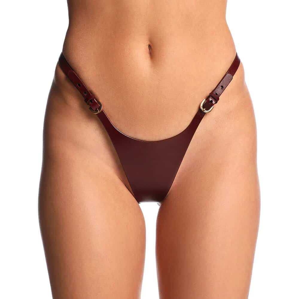String en cuir bordeaux ANOESES avec sangles réglables et anneaux métalliques, porté par un mannequin sur fond blanc, vue de face.