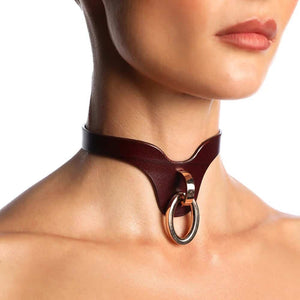 Collier ras-de-cou en cuir bordeaux ANOESES avec grand anneau métallique central, porté sur le cou d’un mannequin, vue de trois-quarts sur fond blanc.