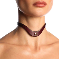 Collier ras-de-cou en cuir bordeaux ANOESES avec bouton métallique central, porté sur le cou d’un mannequin, vue rapprochée sur fond blanc.