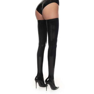 Femme Portant des Bas en Latex Naturel Noir