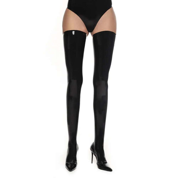 Femme Portant des Bas en Latex Naturel Noir