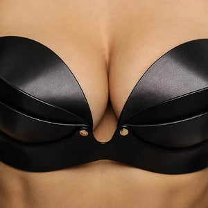 Soutien-gorge ANOESIS en cuir noir avec armatures, sangles réglables et finitions métalliques dorées, porté avec un string assorti sur fond blanc.