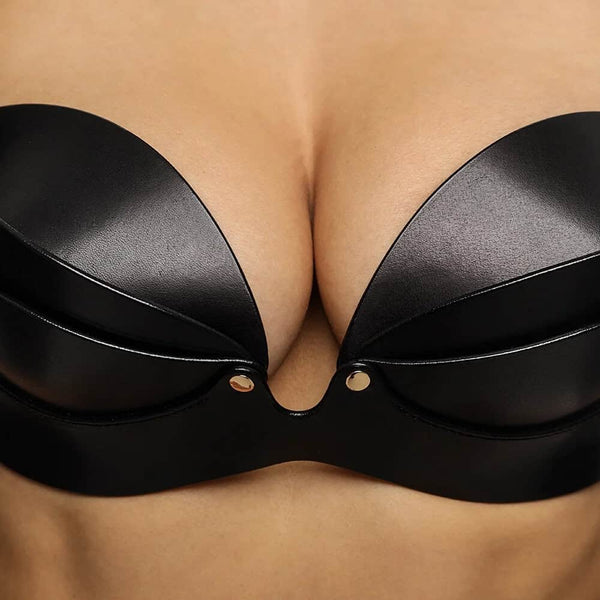 Soutien-gorge ANOESIS en cuir noir avec armatures, sangles réglables et finitions métalliques dorées, porté avec un string assorti sur fond blanc.
