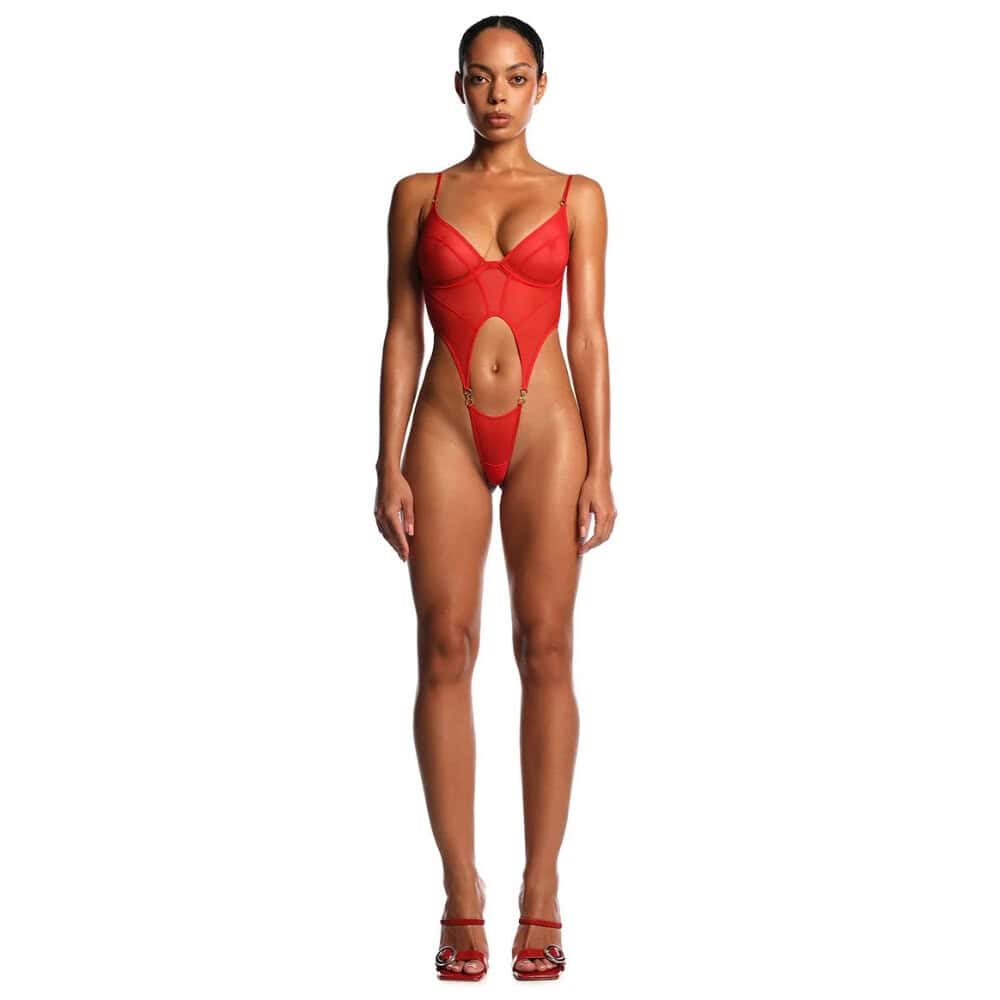 Body ANOESES en mesh rouge avec découpes centrales et détails métalliques, porté par un mannequin sur fond blanc.