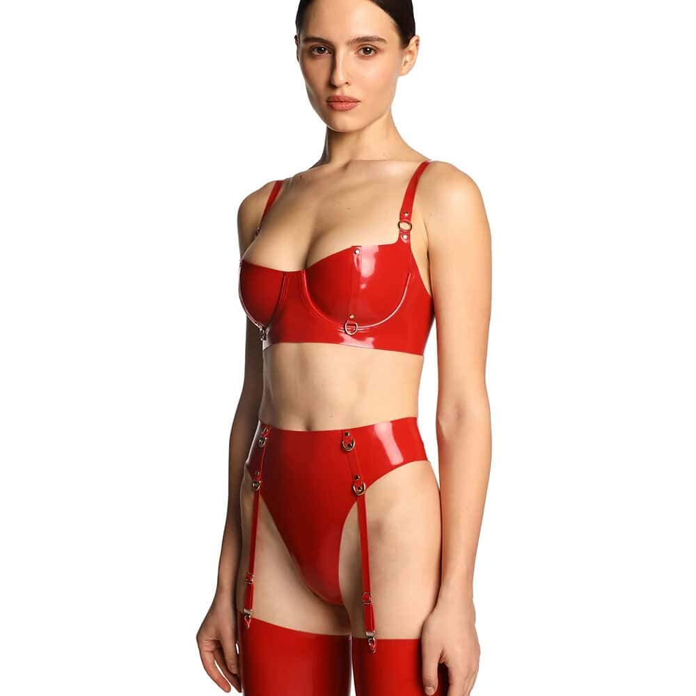 Ensemble latex rouge ANOESES composé d’un soutien-gorge à armatures et d’une culotte taille haute avec porte-jarretelles intégré, présenté sur mannequin de face sur fond blanc.