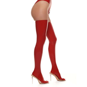 Ensemble latex rouge ANOESES composé d’un soutien-gorge à armatures et d’une culotte taille haute avec porte-jarretelles intégré, présenté sur mannequin de face sur fond blanc.