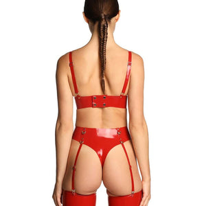 Ensemble latex rouge ANOESES composé d’un soutien-gorge à armatures et d’une culotte taille haute avec porte-jarretelles intégré, présenté sur mannequin de face sur fond blanc.