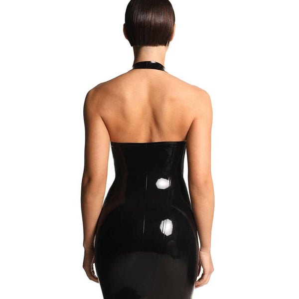 Robe courte moulante en latex noir brillant avec décolleté plongeant et col licou.