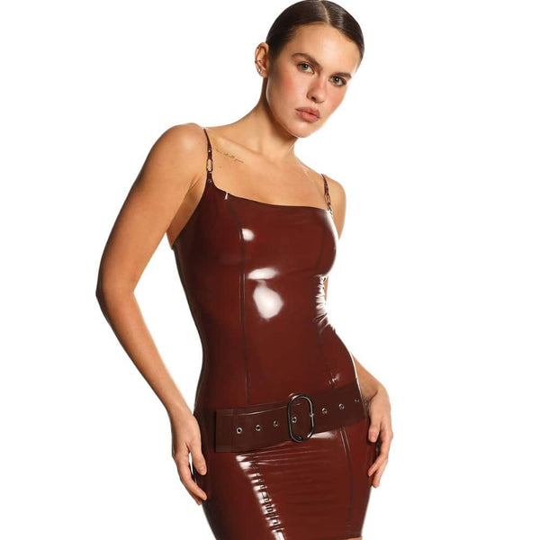 Robe courte moulante en latex bordeaux brillant avec fines bretelles et ceinture à boucle assortie.