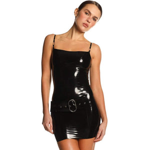 Robe courte moulante en latex noir brillant avec fines bretelles et ceinture à boucle assortie.