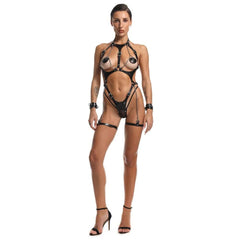Femme portant le harnais en cuir noir ORA de la marque ANOESES, ensemble BDSM avec chaînes et détails métalliques.