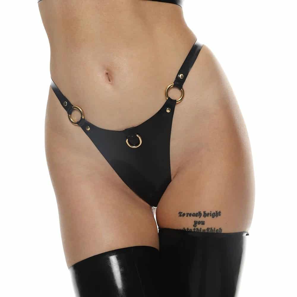 Femme Portant Un String en Latex Naturel Noir