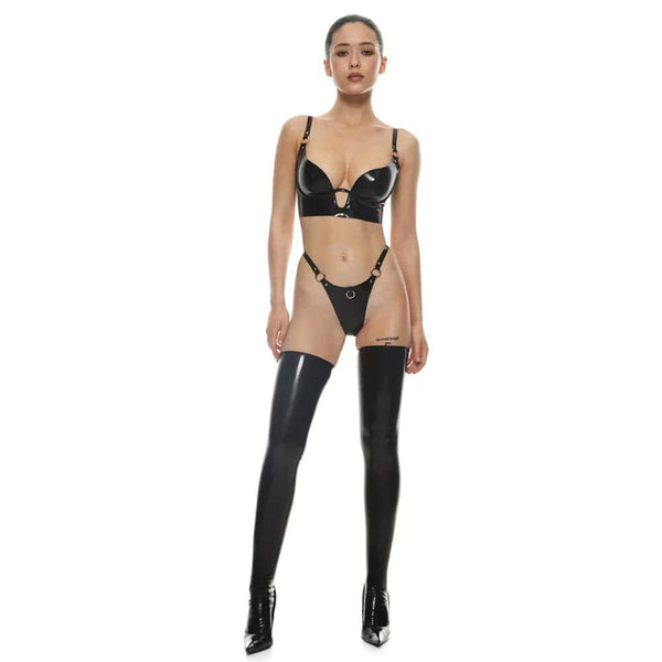 Femme Portant Un Ensemble String et Soutien-Gorge en Latex Naturel Noir Avec Des Bas en Latex Noir
