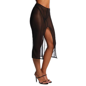 Jupe fendue en tulle noir ANOESES portée par un modèle féminin debout, coupe midi ajustée avec fente centrale et lignes structurées, transparence légère et esthétique fétiche haut de gamme Brigade Mondaine Paris.