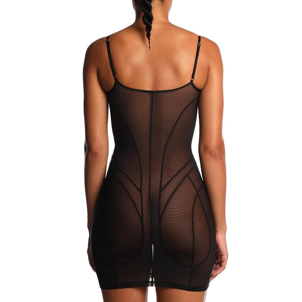 Robe en tulle noir ANOESES présentée à plat, coupe ajustée avec bretelles fines et lignes graphiques verticales, design structuré et esthétique fétiche haut de gamme Brigade Mondaine Paris.