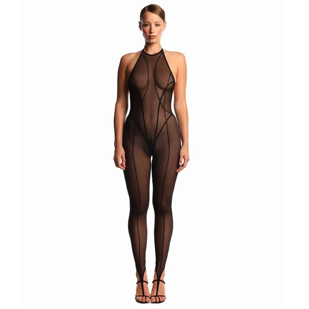Vue dos d’un bodysuit en tulle noir ANOESES, dos ouvert, coupe échancrée et manches longues transparentes, porté par un modèle féminin dans une esthétique fétiche haut de gamme Brigade Mondaine Paris.