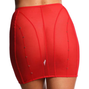 Vue dos d’une jupe en tulle rouge ANOESES, coupe ajustée avec lignes graphiques verticales et petits crochets décoratifs, transparence légère et esthétique fétiche haut de gamme Brigade Mondaine Paris.