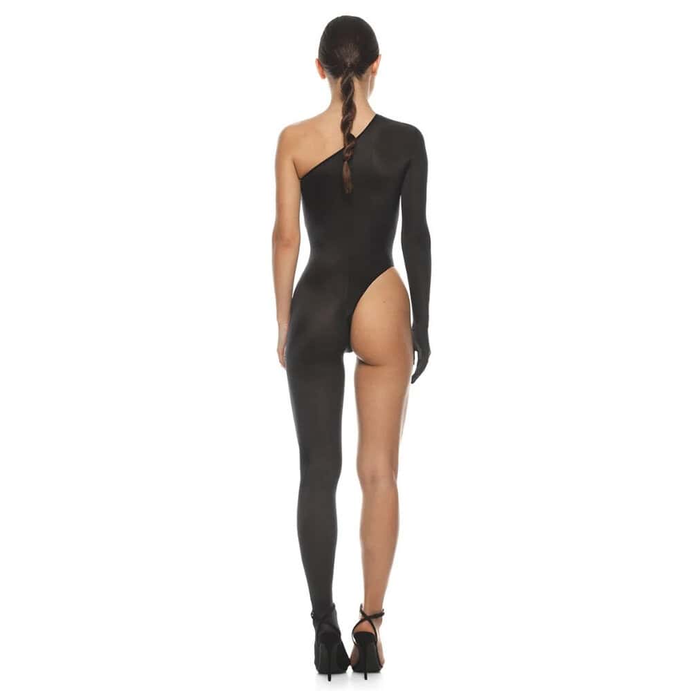 Vue artistique en noir et blanc d’une robe noire asymétrique ANOESES, coupe près du corps avec fente haute et manche unique, portée par un modèle féminin, esthétique minimaliste et fétiche haut de gamme Brigade Mondaine Paris.
