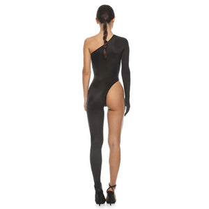 Vue artistique en noir et blanc d’une robe noire asymétrique ANOESES, coupe près du corps avec fente haute et manche unique, portée par un modèle féminin, esthétique minimaliste et fétiche haut de gamme Brigade Mondaine Paris.