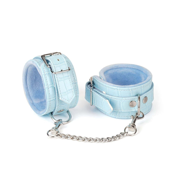 Kit de Bondage Macaron Bleu Menthe LIEBE SEELE, 9 pièces : bandeau, bâillon-boule, collier avec laisse, menottes poignets et chevilles, paddle, flogger, hogtie, mini masseur, similicuir bleu menthe avec finitions argentées.
