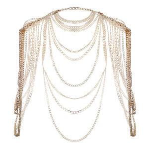 Harnais bijou de corps composé d’une cascade de chaînes dorées superposées qui habillent les épaules et le décolleté. Design ajustable à porter seul ou en superposition