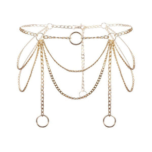 Harnais bijou de corps avec un jeu de chaînes dorées finement agencées. Le set comprend 2 harnais bijoux Design ajustable à porter en superposition ou seul