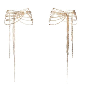 Harnais bijou de corps composé de deux harnais : un harnais ajustable de type soutien-gorge ouvert à poser sur le buste et d’une ceinture jupe à poser sur les hanches, habillant le corps d’une structure élégante et audacieuse. Design ajustable pour un confort optimal à porter seul ou en superposition