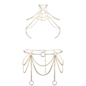 Harnais bijou de corps avec un jeu de chaînes dorées finement agencées. Le set comprend 2 harnais bijoux Design ajustable à porter en superposition ou seul