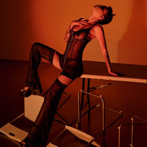 Le Kitty Pop Catsuit Set de Bæd Stories combine soie extensible et résille fine pour un look audacieux. Son buste à armature zippée permet de le porter court ou long. Livré dans une pochette en velours, il allie sensualité et confort. Soyez audacieuse et tendance avec ce set provocant.