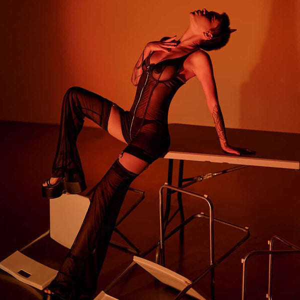 Le Kitty Pop Catsuit Set de Bæd Stories combine soie extensible et résille fine pour un look audacieux. Son buste à armature zippée permet de le porter court ou long. Livré dans une pochette en velours, il allie sensualité et confort. Soyez audacieuse et tendance avec ce set provocant.