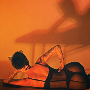 Le Kitty Pop Catsuit Set de Bæd Stories combine soie extensible et résille fine pour un look audacieux. Son buste à armature zippée permet de le porter court ou long. Livré dans une pochette en velours, il allie sensualité et confort. Soyez audacieuse et tendance avec ce set provocant.