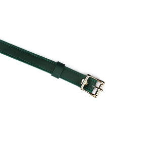 Packshot Bandeau Yeux Cuir Vert Détail Zoom sur Attache en Or