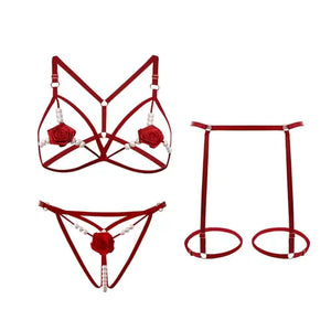 #rouge Set lingerie ouverte rouge composé d’un soutien-gorge ouvert, d’une culotte ouverte et d’un harnais avec perles synthétiques, confectionné en élastique, disponible en taille unique 34/40.