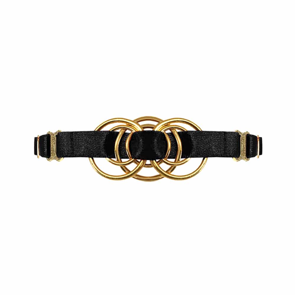Collier ras du cou en élastiques satinés noirs avec pièce en métal doré représentant un entrelacement d'anneaux en son centre, Bordelle Signature chez Brigade Mondaine