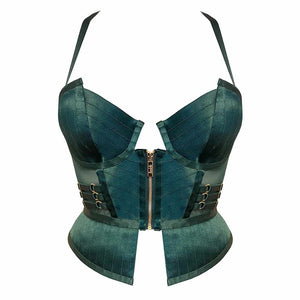Basque de la collection Kora chez Bordelle. Cette basque est de couleur vert eden. Elle est entièrement confectionnée à partir d’élastiques fins et verts. Elle s’attache sur le devant grâce à un zip dont la tirette est embossée du nom de la marque. La basque du produit laisse un espace vide au niveau du zip afin de laisser entrevoir la peau. Les bretelles sont fines et se posent sur les épaules. A l’arrière du produit, les bretelles sont jointes par un anneau placé quasiment au niveau de la nuque et continu