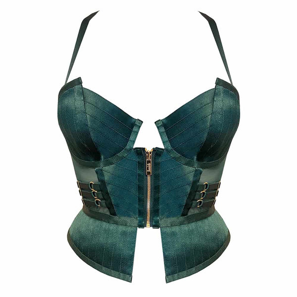 Basque de la collection Kora chez Bordelle. Cette basque est de couleur vert eden. Elle est entièrement confectionnée à partir d’élastiques fins et verts. Elle s’attache sur le devant grâce à un zip dont la tirette est embossée du nom de la marque. La basque du produit laisse un espace vide au niveau du zip afin de laisser entrevoir la peau. Les bretelles sont fines et se posent sur les épaules. A l’arrière du produit, les bretelles sont jointes par un anneau placé quasiment au niveau de la nuque et continu