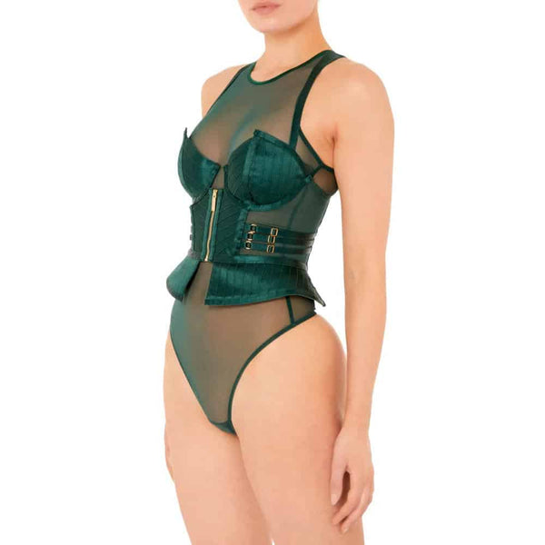 La Basque Kora est la pièce emblématique de cette collection. Une pièce de lingerie des plus luxueuses conçue comme une pièce maîtresse des vêtements d’extérieur, avec des bonnets structurés et moulés. Les bonnets rappellent ceux de l’emblématique et très convoitée robe Angela. Les panneaux de tulle fin sur les cotés offrent un confort maximum. Fermeture par large zip plaqué or 24 carats sur le devant. Epaules dégagées. Toutes les lanières élastiques sont réglables et ajustables à votre morphologie pour un 