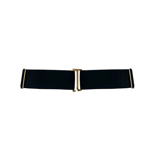 Une pièce de structure, pensée pour redessiner la silhouette avec force et précision.