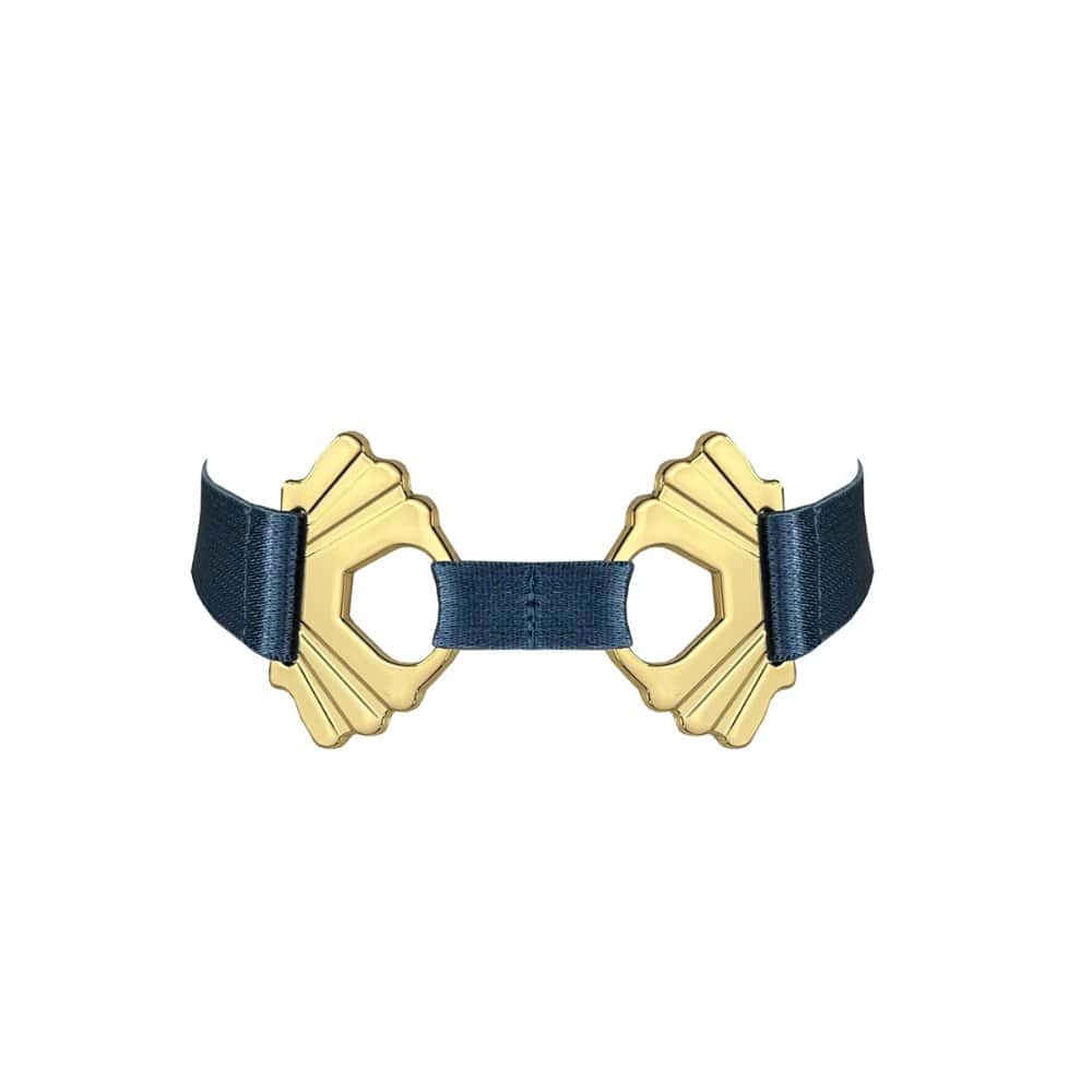 Version minimaliste du collier iconique de la collection, le Melusina Strap Collar joue la carte de la sobriété graphique.