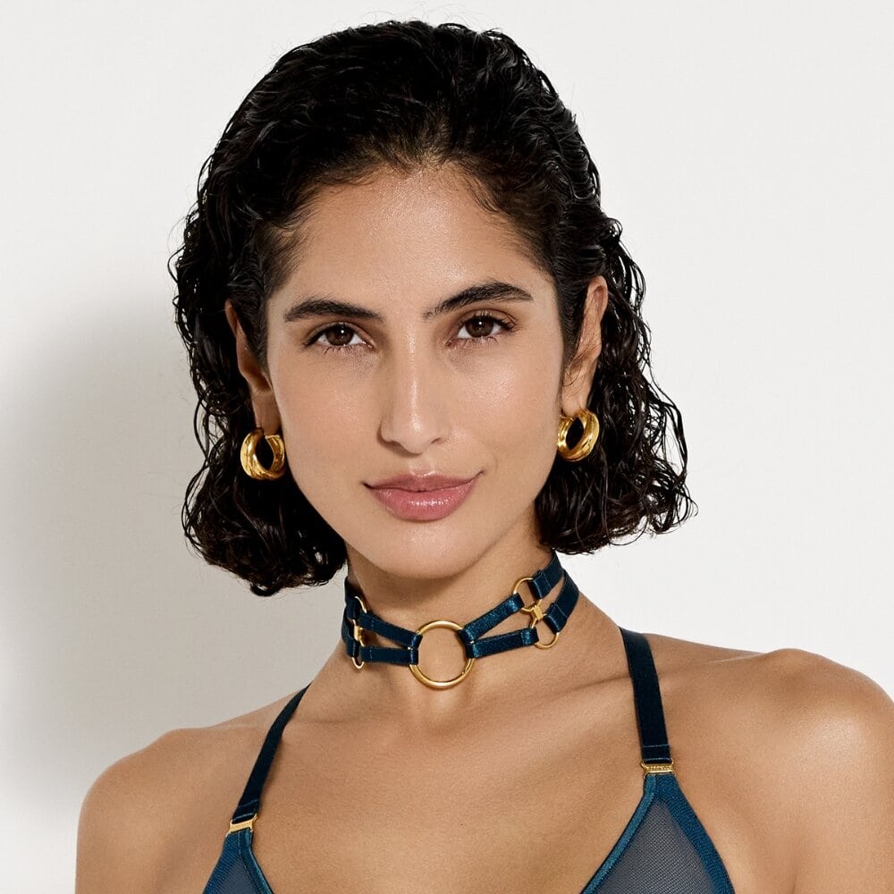 Collier Bondage NARA Bordelle en satin élastique Signature avec quatre maillons de chaîne en plaqué or 24 carats et grand anneau central. Accessoire raffiné et audacieux pour sublimer vos tenues.