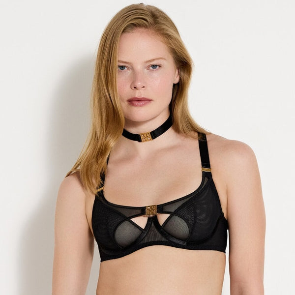 Soutien-gorge balconnet NARA Bordelle en résille extra-fine et satin Signature Black. Armatures intégrées pour un maintien optimal. Finitions luxe en métal plaqué or 24 carats. Bretelles et lanières ajustables, fermeture à crochets plaqué or.
