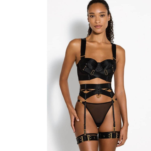 Femme de Face portant un Soutien-Gorge Bustier avec un Serre-Taille Porte-Jarretelles, un String en résille et des Jarretières couleur Noir