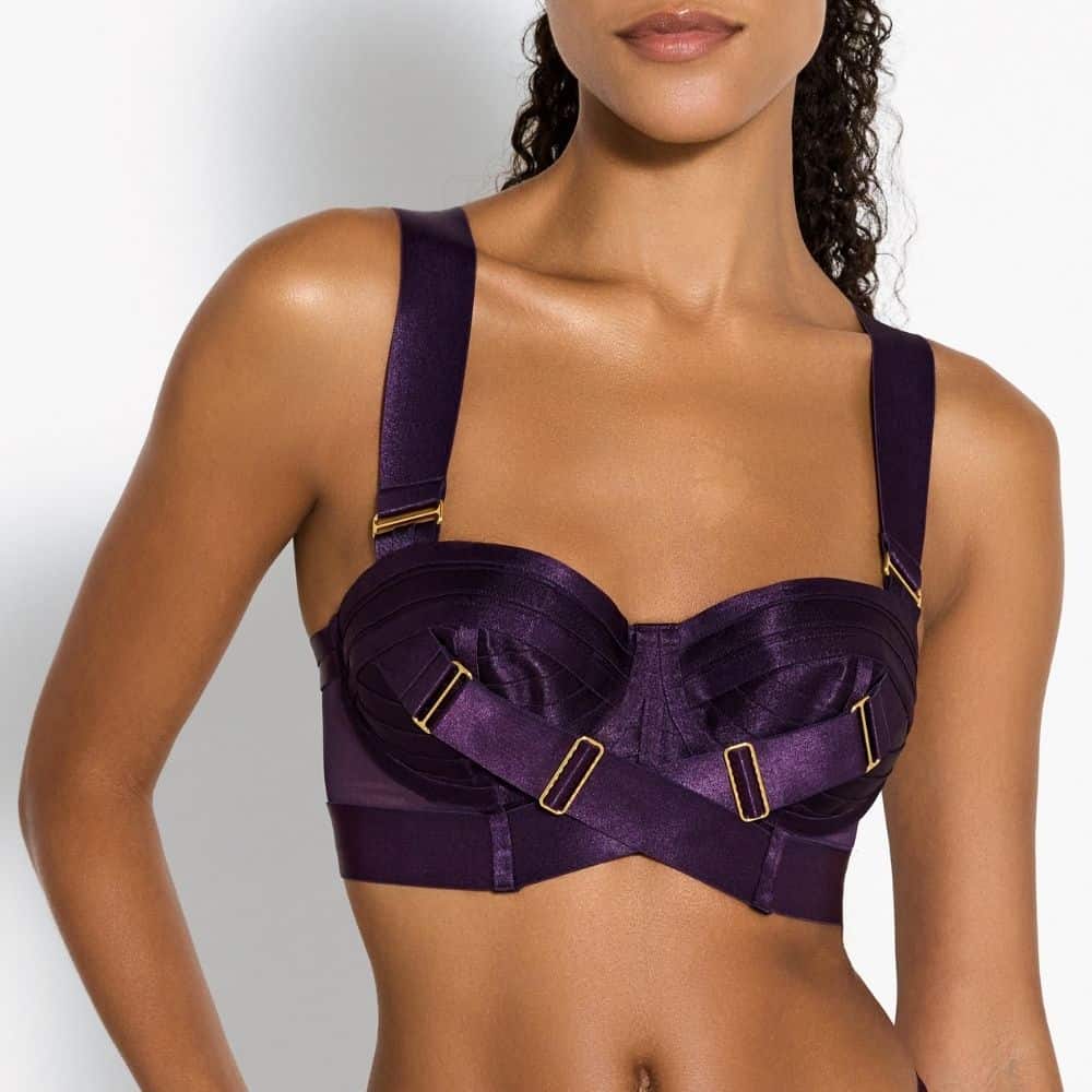 Femme de Face portant un Soutien-Gorge Bustier couleur Noir