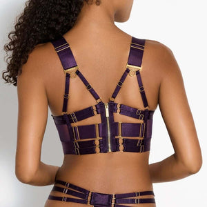Femme de Dos portant un Soutien-Gorge Bustier et un String Multi-Sangles couleur Violet