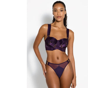 Femme de Face portant un Soutien-Gorge Bustier et un String Multi-Sangles couleur Violet