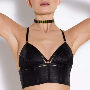 Détail d'une Photo d'une Femme de Devant portant un Collier, un Crop-Top et un String Résille couleur Noir